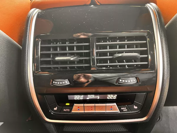 BMW X5 M50i Individual VZDUCH - foto 16