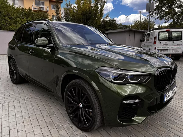 BMW X5 M50i Individual VZDUCH - foto 2