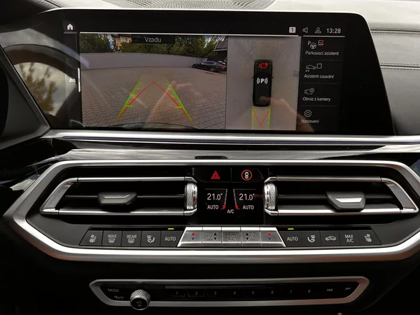 BMW X5 M50i Individual VZDUCH - foto 23