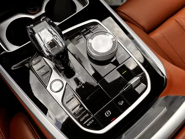 BMW X5 M50i Individual VZDUCH - foto 24