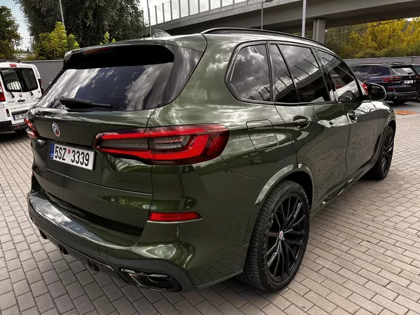 BMW X5 M50i Individual VZDUCH - foto 4