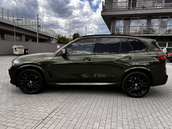 BMW X5 M50i Individual VZDUCH - foto 6
