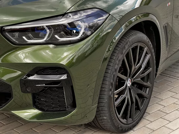 BMW X5 M50i Individual VZDUCH - foto 7