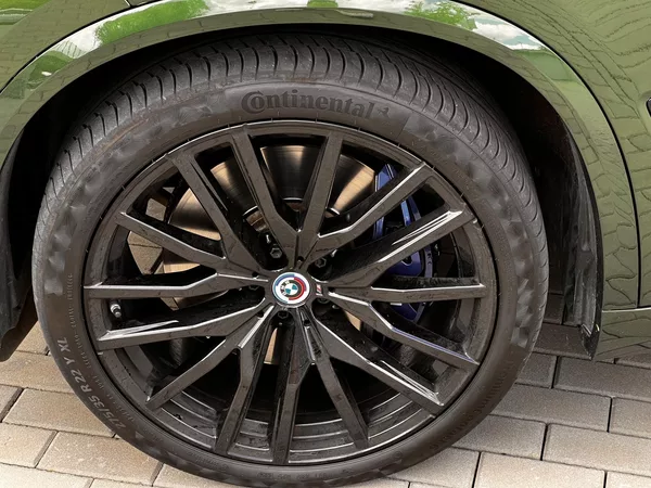 BMW X5 M50i Individual VZDUCH - foto 8
