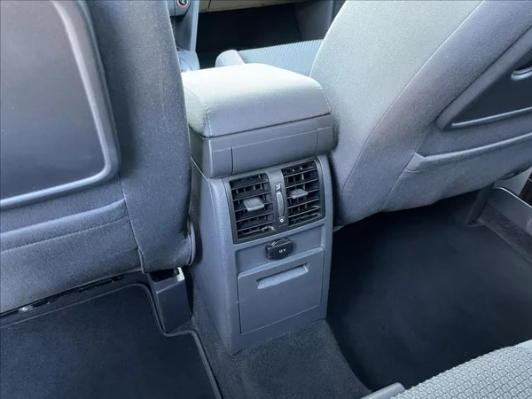 Volkswagen Touran 1.6 TDI DSG 7míst Comfortline - foto 32
