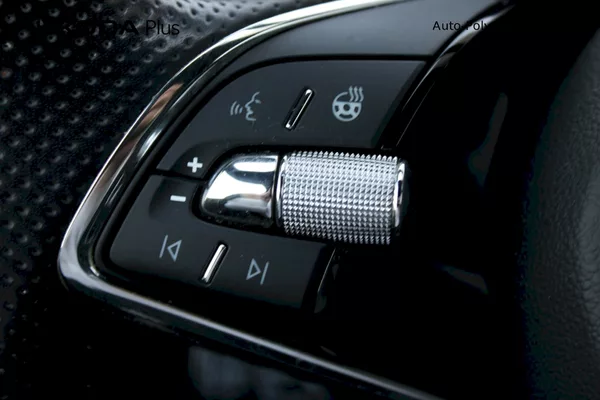 Škoda Superb Combi SportLine 2.0 TDI 110 kw - foto 13