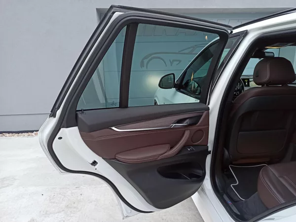 BMW X5 xDRIVE 30d 190kW ČR - foto 27