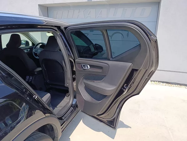 Volvo XC40 2.0 B4 AWD 145kW - foto 27