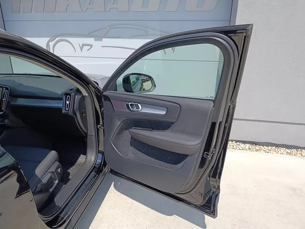 Volvo XC40 2.0 B4 AWD 145kW - foto 28