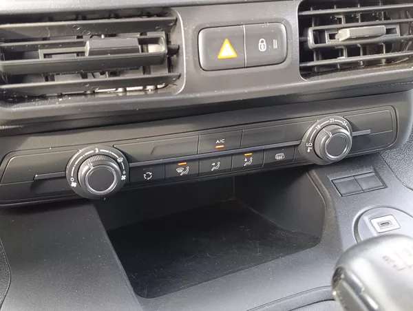 Toyota ProAce City City 1,5D 75kW L2 ČR,1.MAJITEL - foto 17