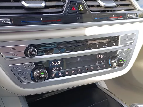 BMW Řada 7 750Li xDRIVE ČR 1.MAJ DPH - foto 32