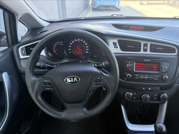 Kia Ceed 1,6 GDi 99 kw ČR 1. maj. servi - foto 10