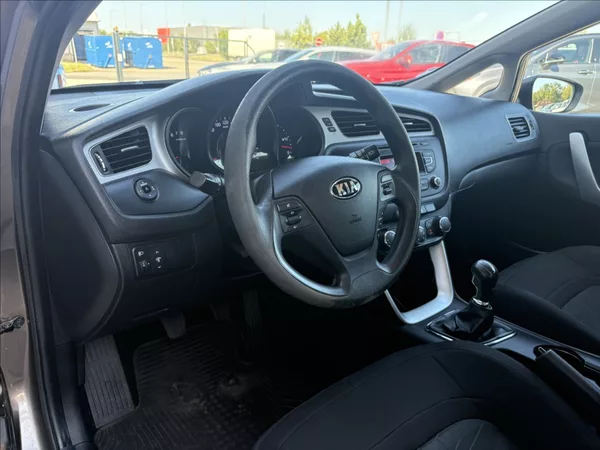 Kia Ceed 1,6 GDi 99 kw ČR 1. maj. servi - foto 12