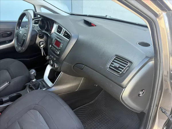 Kia Ceed 1,6 GDi 99 kw ČR 1. maj. servi - foto 18