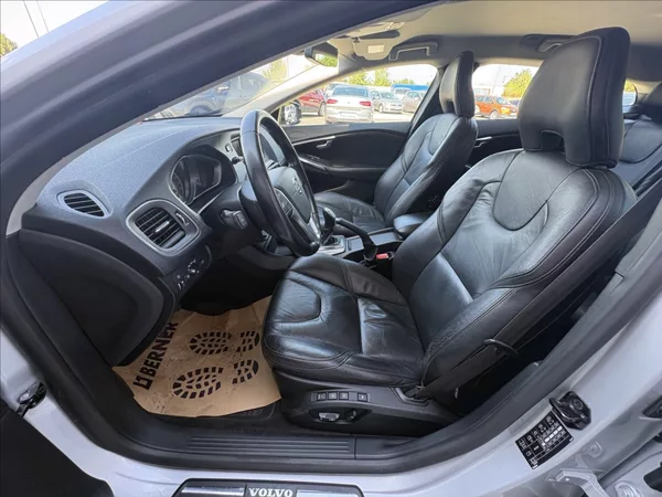 Volvo V40 1,6 D 84 kw. Č.R. - foto 14