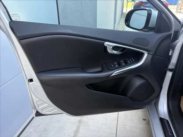 Volvo V40 1,6 D 84 kw. Č.R. - foto 16