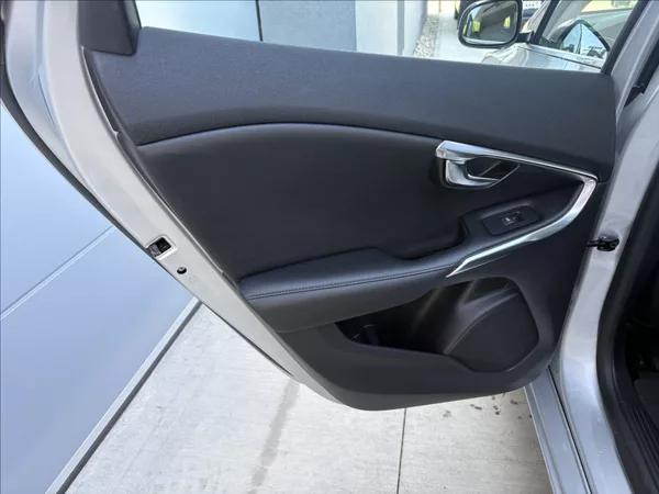 Volvo V40 1,6 D 84 kw. Č.R. - foto 18