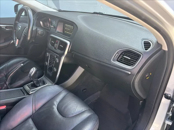 Volvo V40 1,6 D 84 kw. Č.R. - foto 20