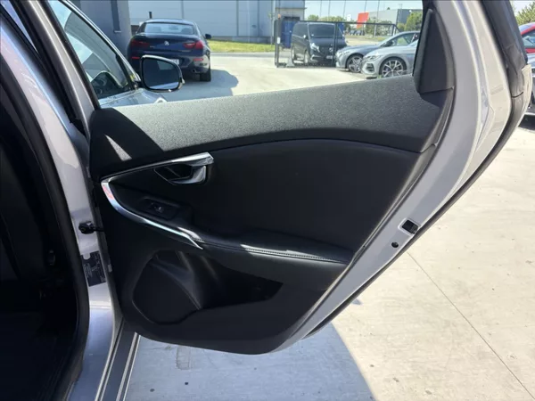 Volvo V40 1,6 D 84 kw. Č.R. - foto 24