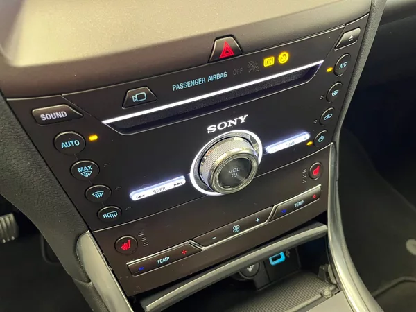 Ford Galaxy 2,5 HEV Titanium 7míst - foto 24