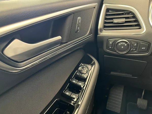 Ford S-MAX 2.0 EB Titanium LED manuál - foto 11