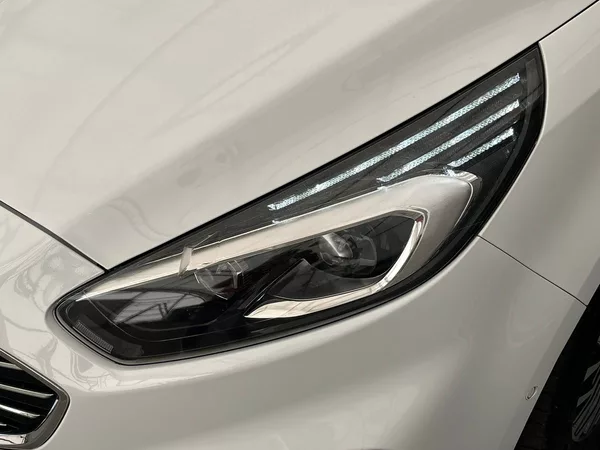 Ford S-MAX 2.EB Titanium LED manuál - foto 46