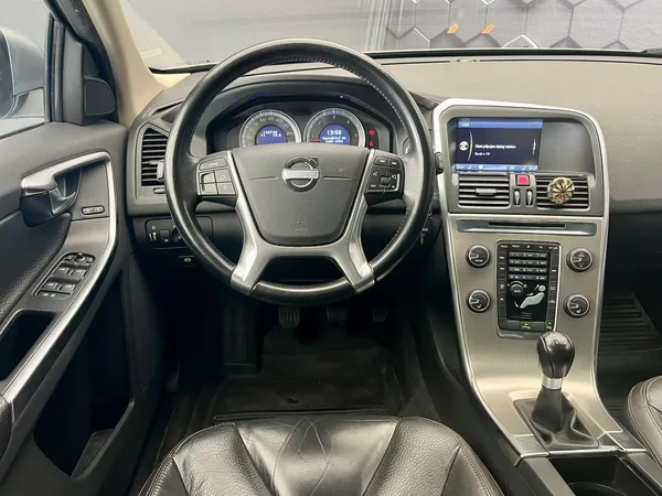 Volvo XC60 D3 MOMENTUM manuál - foto 8
