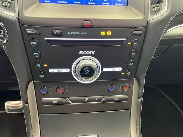 Ford S-MAX 2,5 FHEV Vignale 140KW 7 míst - foto 29