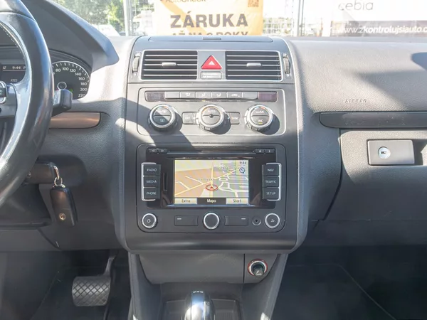 Volkswagen Touran 1.6TDI 77KW DSG NAVI – 7 SEDAD - foto 20