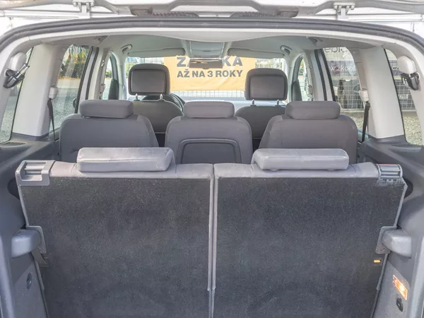 Volkswagen Touran 1.6TDI 77KW DSG NAVI – 7 SEDAD - foto 40