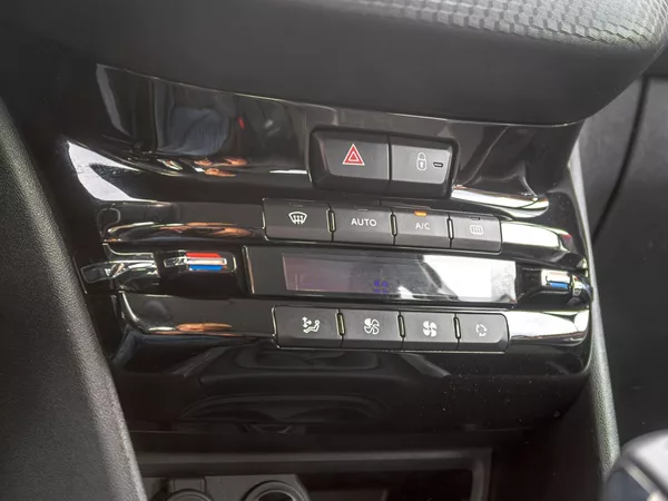Peugeot 2008 ČR 1.2T 81KW – 88.359KM - foto 23