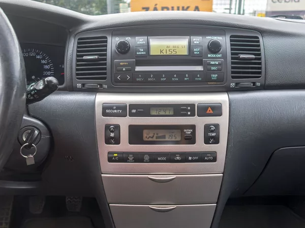 Toyota Corolla ČR 1.6i 16V 81KW – 2x PNEU - foto 18
