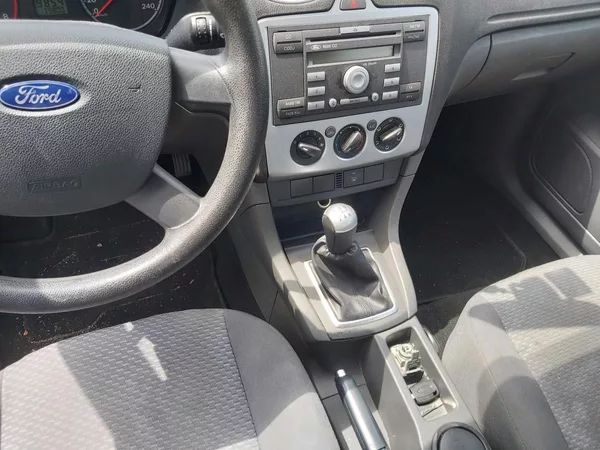 Ford Focus 1,6i 16V - foto 11