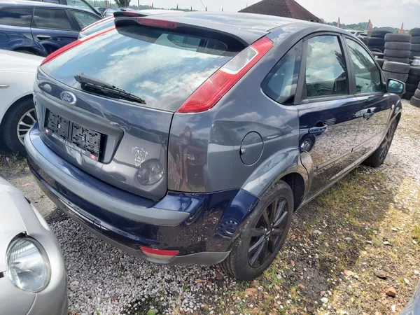 Ford Focus 1,6i 16V - foto 5