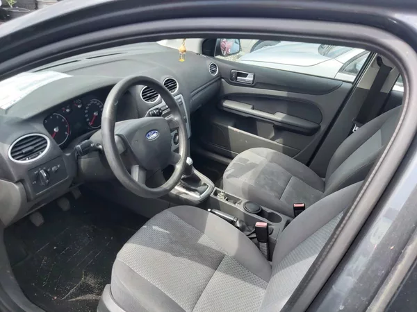 Ford Focus 1,6i 16V - foto 8