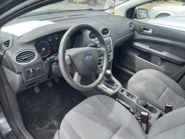 Ford Focus 1,6i 16V - foto 9