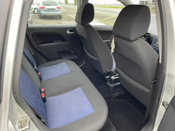 Ford Fiesta 1,4 16V 59 KW - foto 38