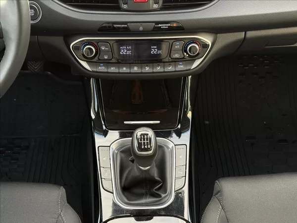 Hyundai i30 1,5 i CVVT hatchback STYLE - foto 13