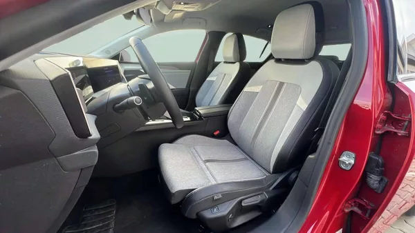 Opel Astra Elegance HB 1.2 TURBO 96kW/130 - foto 32