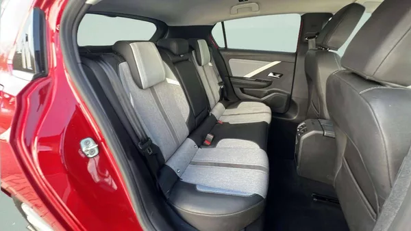 Opel Astra Elegance HB 1.2 TURBO 96kW/130 - foto 36