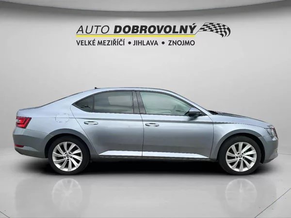 Škoda Superb Liftback 2.0 TDI DSG (140kW) 6 - foto 10