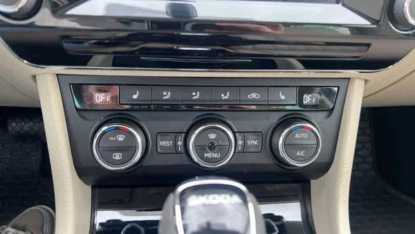 Škoda Superb Liftback 2.0 TDI DSG (140kW) 6 - foto 20