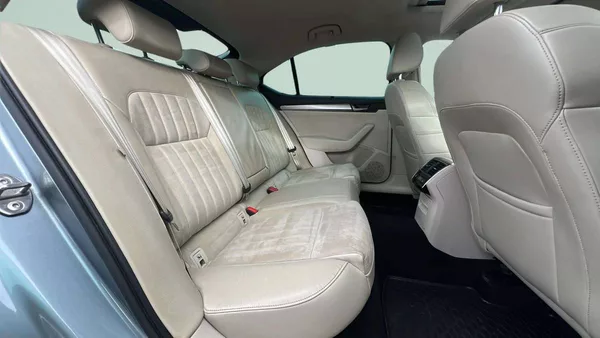 Škoda Superb Liftback 2.0 TDI DSG (140kW) 6 - foto 26