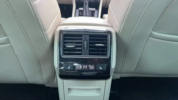Škoda Superb Liftback 2.0 TDI DSG (140kW) 6 - foto 30