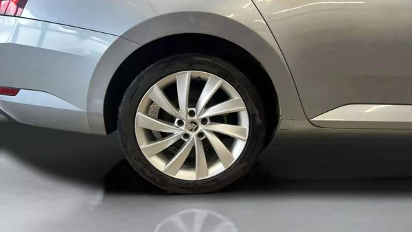 Škoda Superb Liftback 2.0 TDI DSG (140kW) 6 - foto 32