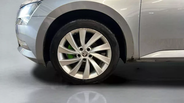 Škoda Superb Liftback 2.0 TDI DSG (140kW) 6 - foto 33