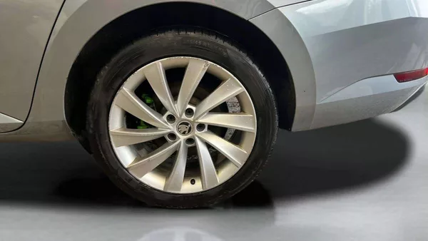 Škoda Superb Liftback 2.0 TDI DSG (140kW) 6 - foto 34