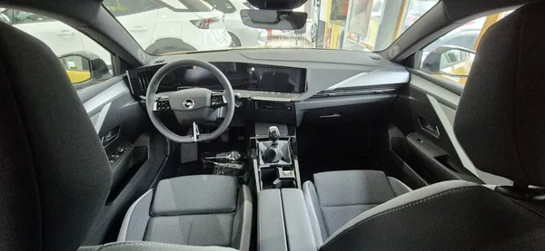 Opel Astra Edition HB 1.2 TURBO (96kW/130 - foto 9
