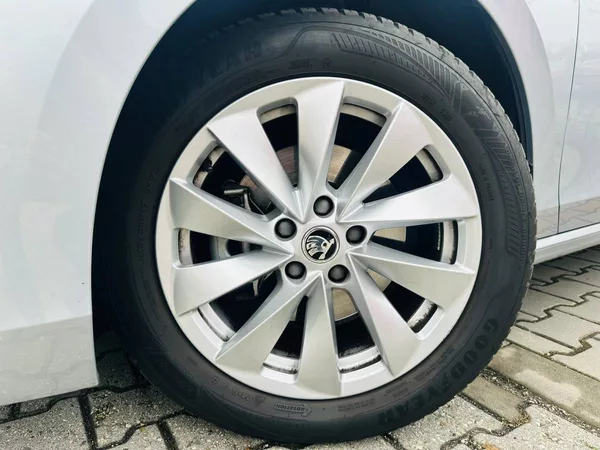 Škoda Superb Combi Selection 2,0TDI 110kW D - foto 33