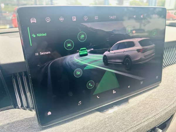 Škoda Superb Combi Selection 2,0TDI 110kW D - foto 17